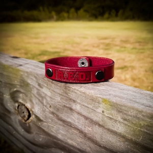 Denken Sie daran, jeder eingesetzt R.E.D. Lederarmband.