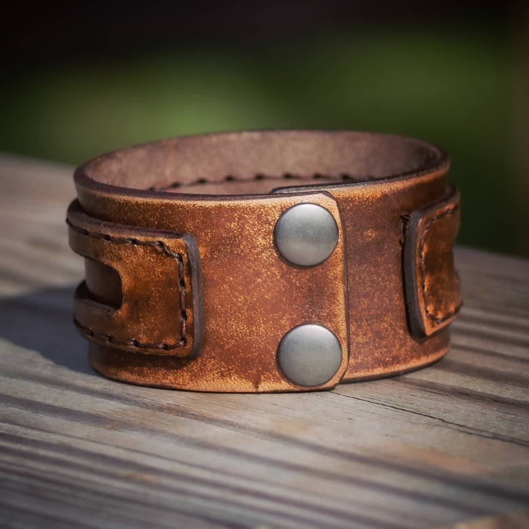 Simple, classic, and refined. This leather cuff bracelet is made with high  quality leather and ha… | Accesorios de cuero, Pulseras de cuero hombre,  Joyería de cuero