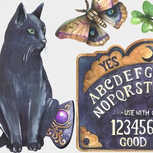 Pu&ograve; includere: Un'illustrazione ad acquerello di un gatto nero seduto accanto a un cristallo viola e una tavola Ouija in stile vintage con le parole "YES", "ABCDEFG", "NOPQRST", "123456" e "GOOD" stampate su di essa. Una falena con ali marroni e viola vola sopra la tavola.