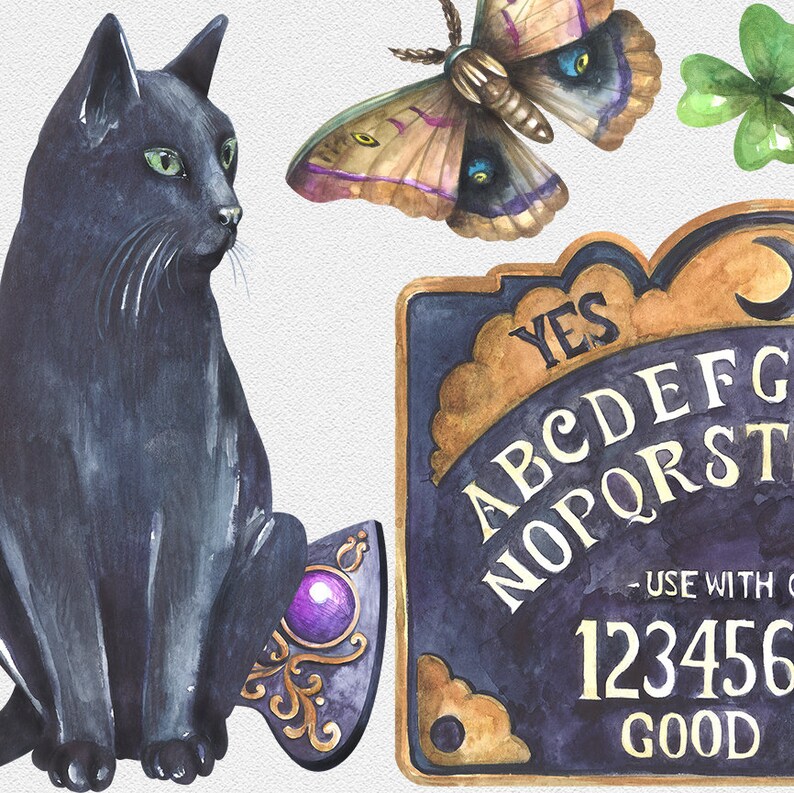 Pu&ograve; includere: Un'illustrazione ad acquerello di un gatto nero seduto accanto a un cristallo viola e una tavola Ouija in stile vintage con le parole "YES", "ABCDEFG", "NOPQRST", "123456" e "GOOD" stampate su di essa. Una falena con ali marroni e viola vola sopra la tavola.