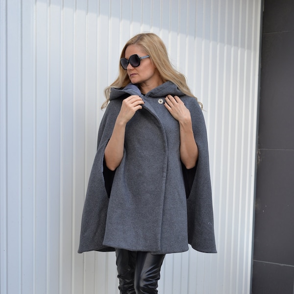 Manteau de cape en laine à capuche • Poncho d’hiver gris • Manteau de cape à capuche pour femme • Cape en laine • Veste d’hiver • Veste en laine • Manteau à capuche en laine