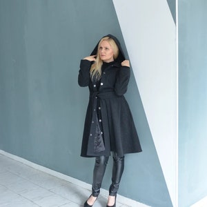 Schwarzer Wollmantel, Winter Wollmantel, Winter Outwear, Midi Mantel mit Kapuze, Frauen Mantel mit Kapuze und Taschen, Wollmantel mit Gürtel, Weihnachtsmantel