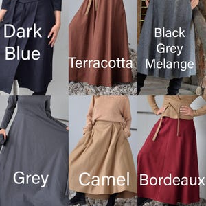 K&ouml;nnte beinhalten: Eine Auswahl an langen R&ouml;cken in verschiedenen Farben, darunter Dunkelblau, Terrakotta, Schwarz-Grau-Melange, Grau, Kamel und Bordeaux. Jeder Rock hat ein einzigartiges Design, einige mit Wickelstil und andere mit Taschen. Die Farben sind auf jedem Rock angegeben.