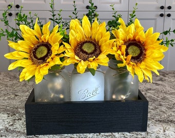 Centro de mesa floral en tarro de cristal pintado: decoración rústica de granja