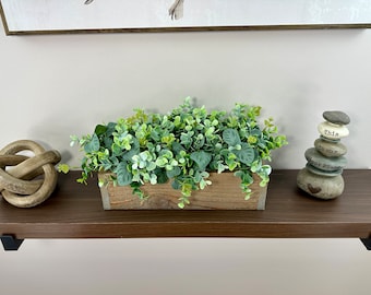 Centro de mesa con vegetación rústica: decoración de jardineras estilo granja