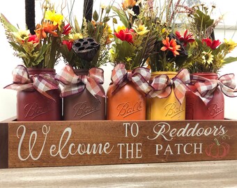 Centro de mesa personalizado en tarro de cristal otoñal: decoración rústica de granja