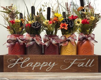 Centro de mesa rústico otoñal con frascos de vidrio: frascos pintados y caja de madera