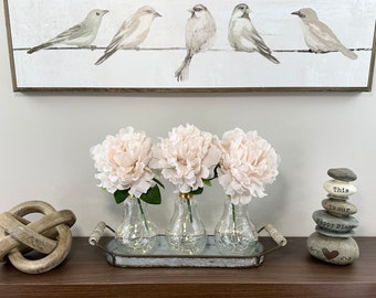 Centro de mesa con peonías iluminadas: decoración rústica de granja