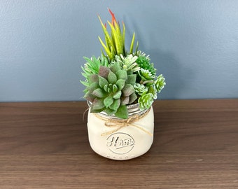 Arreglo de suculentas artificiales: Decoración en tarro de cristal pintado con tiza