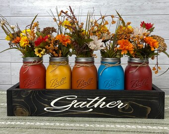 Centro de mesa rústico otoñal con tarros de cristal: jardinera Gather y tarros pintados