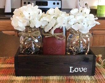 Centro de mesa personalizado en tarro de cristal: Maceta rústica de cedro con luces de hadas