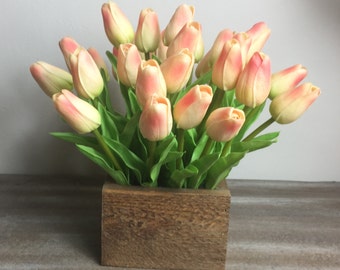 Centro de mesa rústico con tulipanes: arreglo de jardinera estilo granja