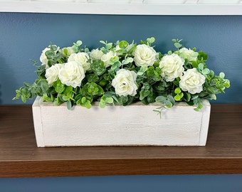 Centro de mesa rústico con rosas blancas, decoración con vegetación de granja