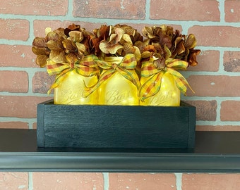 Centro de mesa floral en tarro de cristal dorado: decoración rústica otoñal iluminada