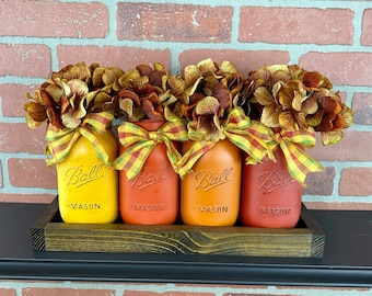 Centro de mesa otoñal en tarro de cristal: decoración rústica de granja con hortensias