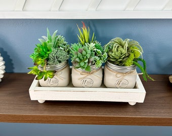 Centro de mesa con suculentas artificiales de estilo rústico: decoración en jardinera con tarro de cristal