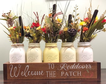 Centro de mesa personalizado en tarro de cristal otoñal: decoración rústica de granja