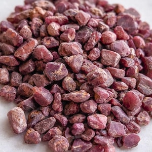 Könnte beinhalten: Eine weiße Keramik-Tasse mit schwarzem Henkel und dem Text "But First, Coffee" in schwarzer, fetter Schrift. Die Tasse steht auf einer weißen Oberfläche. Die Tasse ist etwa 10 cm hoch.