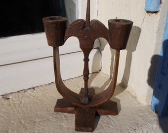 Français Vieux chandelier en bois sculpté