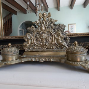 Magnifique encrier vintage italien de style rococo en laiton massif et porte-lettres