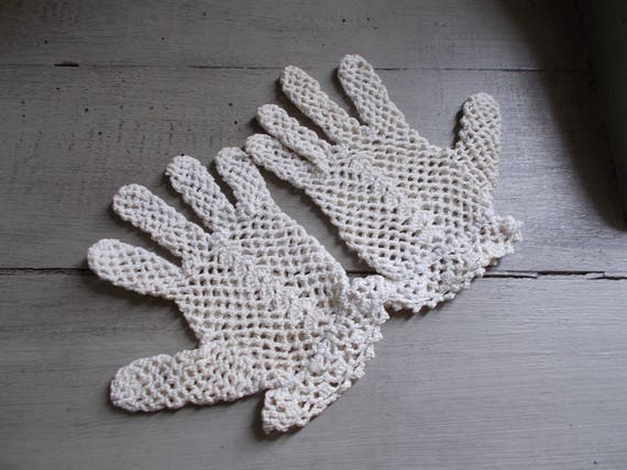 Authentic Vintage Fine French Lace Child's gloves - image 3