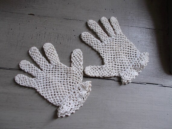 Authentic Vintage Fine French Lace Child's gloves - image 2