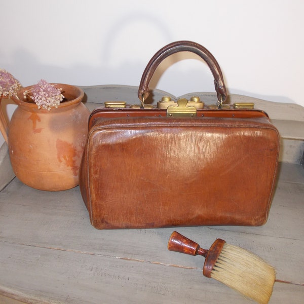 Superbe sacoche de médecin Gladstone en cuir français, fermoirs en bronze, poignée en cuir et intérieur en cuir rare, vers 1920