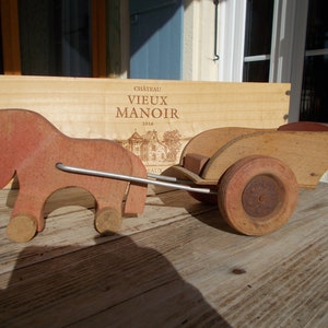 Schönes altes französisches Holzpferd und Wagen aus Holz