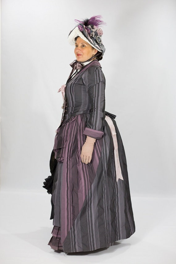 1880年代ビクトリア朝のアンティークドレス ビクトリア朝の喧騒のドレスガウン歴史的な衣装