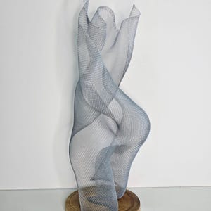 Abstrakte Skulptur, Metall-Wire-Mesh Skulptur einer Frau auf einem Holzsockel, Silberne Figur- Für Home-Decor, KedemArt Frauen Kunstwerke