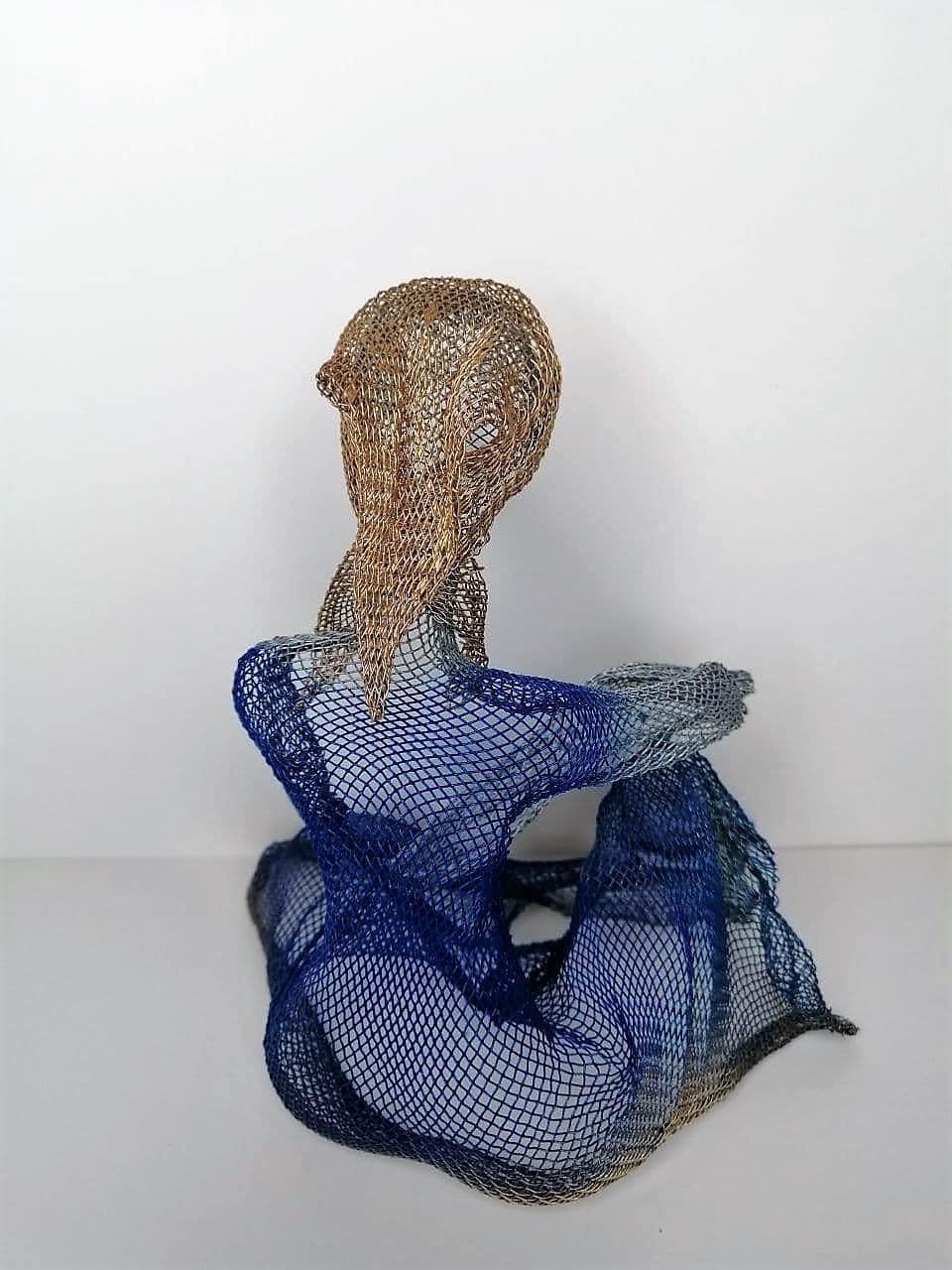 3D Metal-wire-mesh Sculpture of a Woman in Blue & Gold | Golden Female ...
