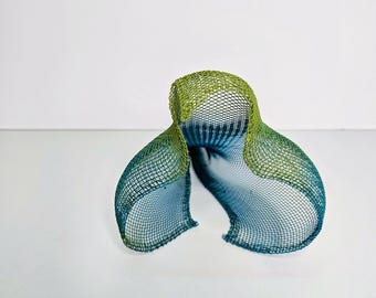 Escultura de pássaro em arame: decoração para casa com animal em metal verde e azul.