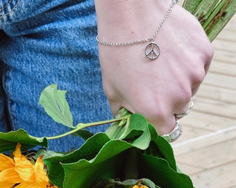 Pulsera con dije de símbolo de la paz en plata de ley – Joyería minimalista de estilo bohemio