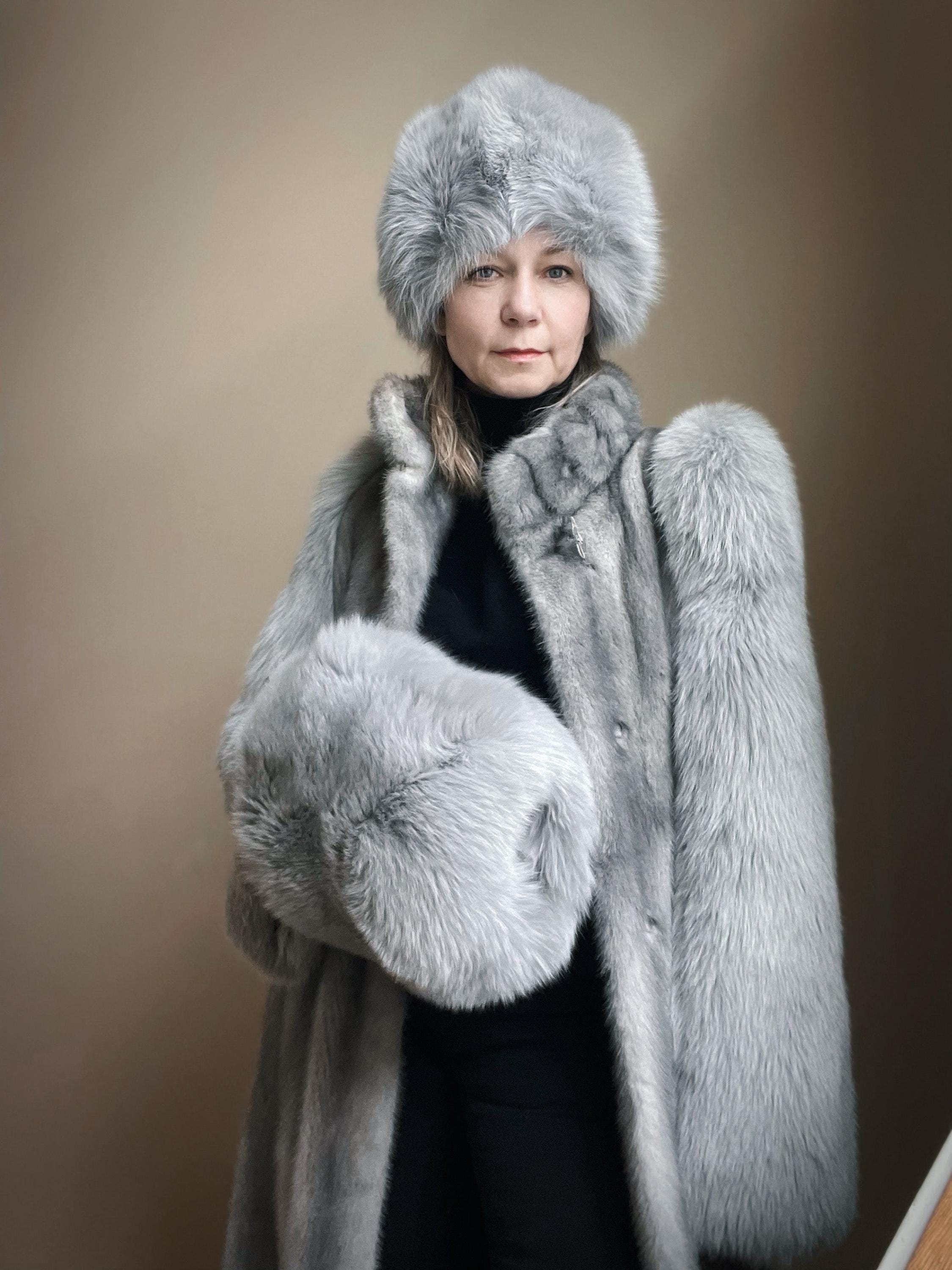 Vintage Luxurious Genuine Grey Fox Fur Hat and Hand Warmer  display picture 3