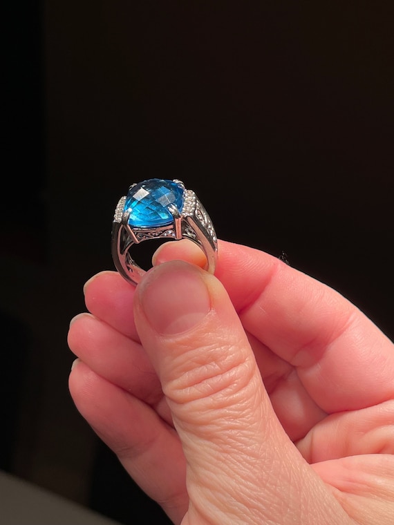 Anello In Argento Sterling Con Topazio Blu Taglio Cuscino E Zirconi Naturali - Misura US 9 (Diam. 19mm) - Gioiello Elegante