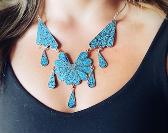 Conjunto de collar y pendientes estilo bohemio vintage del oeste en turquesa y plata.