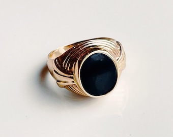 Vintage 10k Yellow Gold Onyx Signet Ring – Sculpted Band, Retro Statement Jewelry