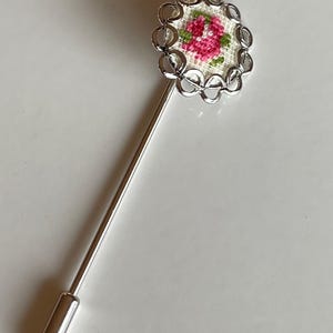 Vintage Petit Point Stick Pin Blommig Petit Point Kavajnål Nålspetsad Hattnål Vintage Broderad Brosch Romantiska Vintage Smycken