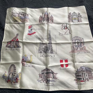Szalik Vintage Vienna Souvenir Scarf w kolorze białym