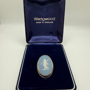 Broszka Wedgwood z niebieskiego jasperware, srebrny wisiorek z neoklasycystyczną boginią, kamea, 1967, Anglia