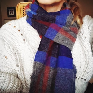 Perchero vintage de Londres, bufanda clásica de lana de invierno en gris, azul y rojo, fabricada en Escocia para él o para ella