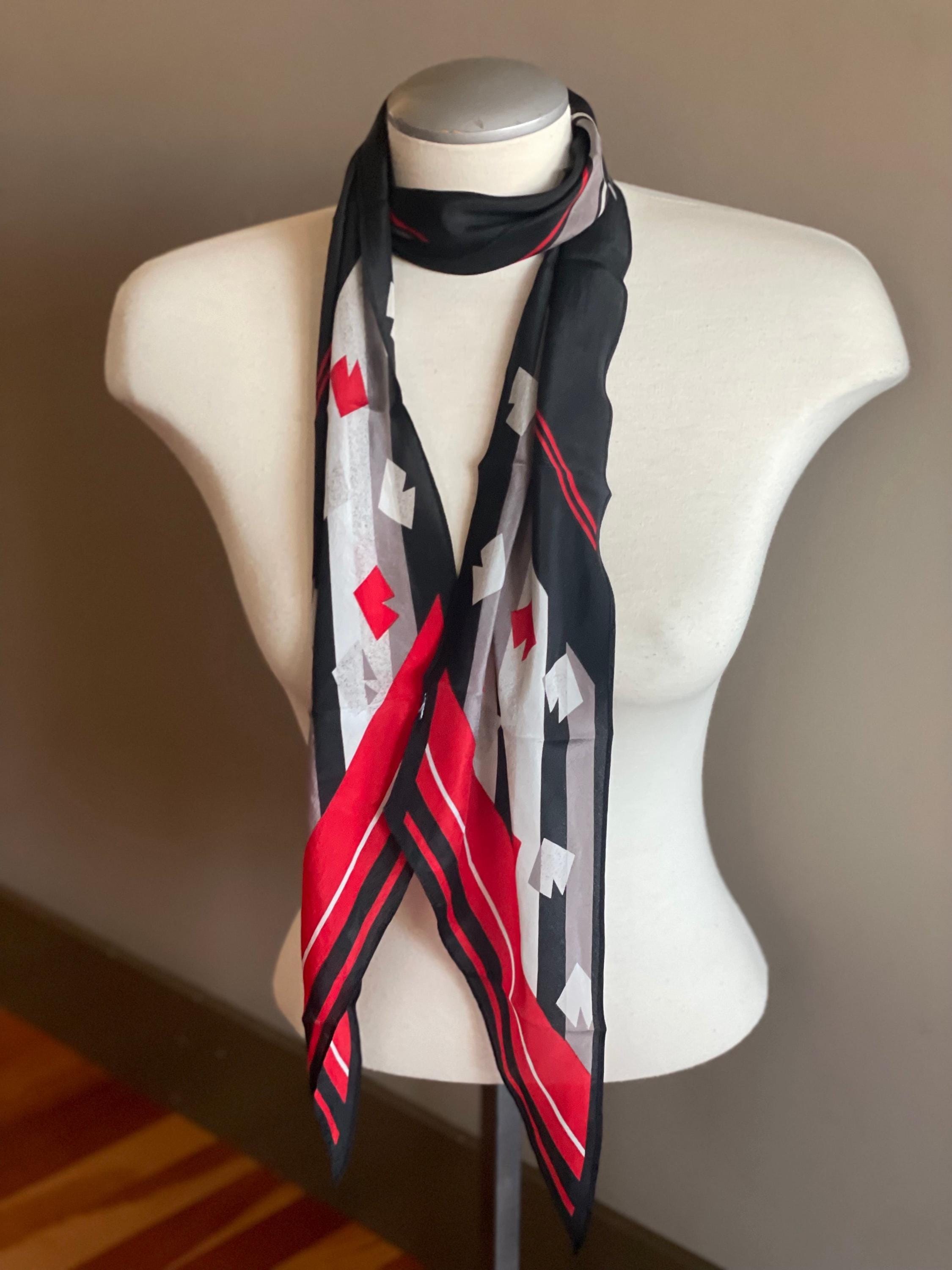 Carré Foulard En Soie Signé Monique - Occasion En Bon état