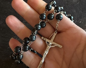 Rosario vintage de madera negra con crucifijo plateado, estampado en Italia, 23 pulgadas.