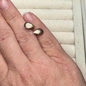 Vintage örhängen i 10 karat gult guld med snäckskal för hål i öronen