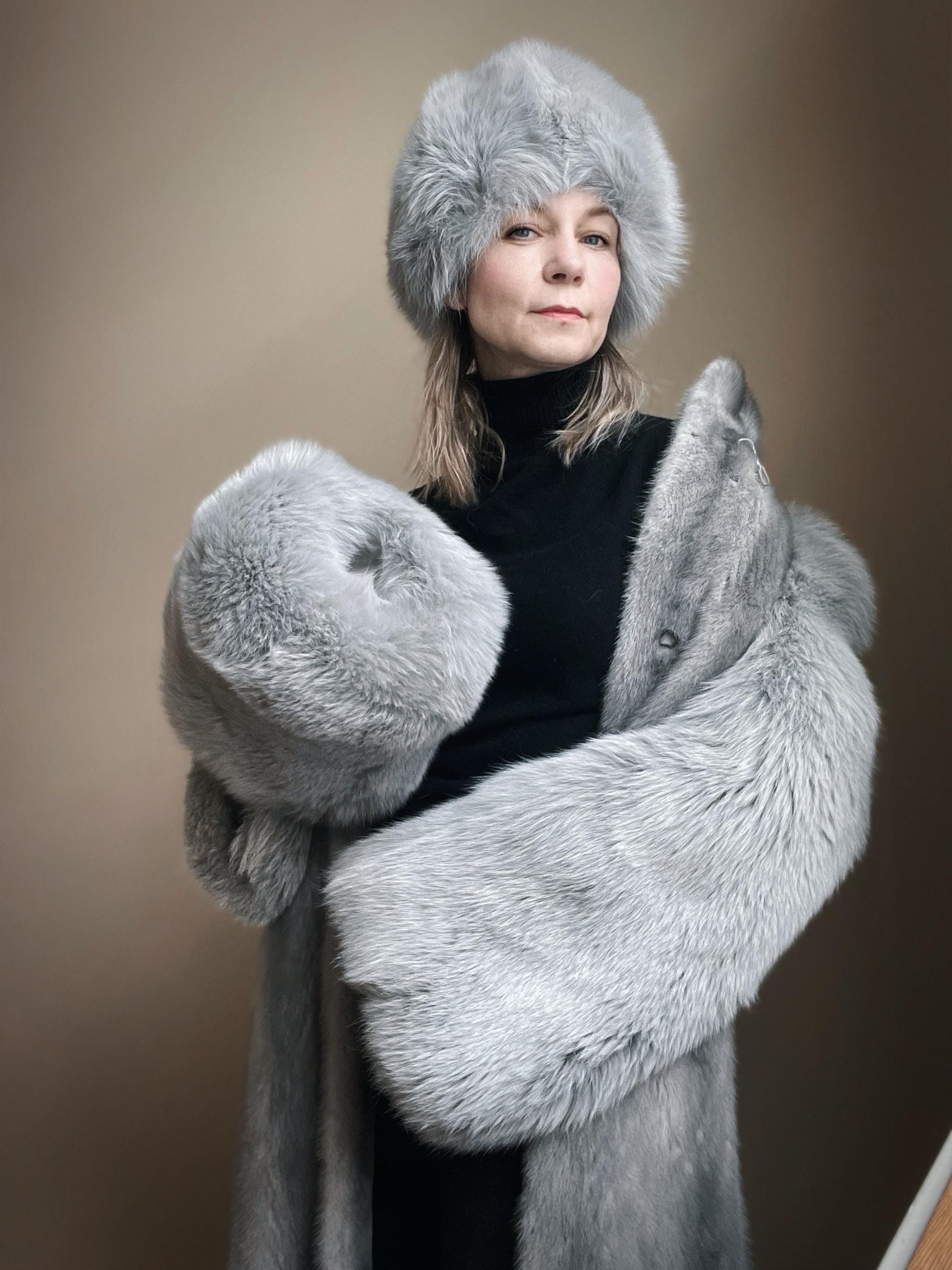 Vintage Luxurious Genuine Grey Fox Fur Hat and Hand Warmer  display picture 1