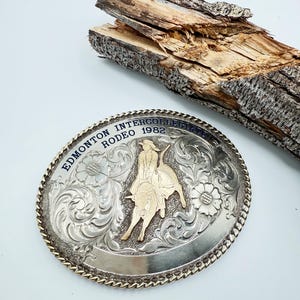 Fibbia vintage da trofeo da rodeo con raffigurazione di un cavaliere di tori, data 1982