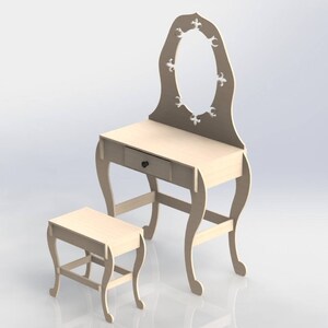 Puede incluir: Un tocador de madera clara con espejo ovalado, cajón y taburete a juego. El tocador tiene patas curvas ornamentadas y recortes decorativos alrededor del espejo. El conjunto está diseñado para un dormitorio o vestidor.