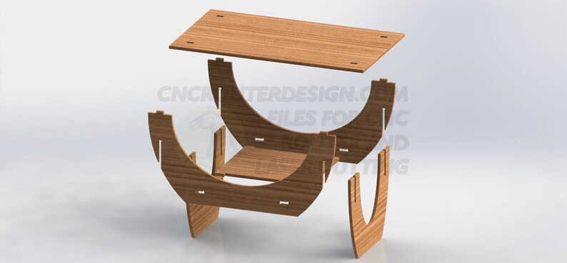 Pu&ograve; includere: Tavolino in legno smontato, con piano rettangolare e supporti curvi. I componenti sono disposti per mostrare come si assemblano. Il legno ha una venatura naturale e un colore marrone chiaro. Il testo "CNCENTERDESIGN.COM FILES FOR CNC CUTTING" &egrave; visibile.