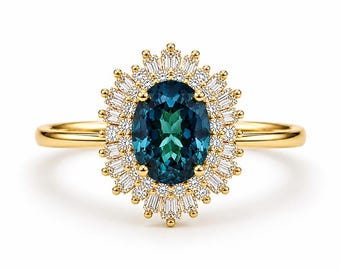 Könnte beinhalten: Ein goldener Ring mit einem ovalen, teal-farbenen Edelstein, umgeben von einem Halo aus kleineren, weißen Steinen. Das Band des Rings ist schlichtes Gold. Das Design ist elegant und für besondere Anlässe geeignet.