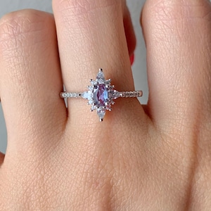 Anillo de alejandrita Zoe Anillos de plata para mujer Anillo de oro rosa Anillo de cristal con piedras preciosas Anillo delicado Anillo de compromiso minimalista con declaración